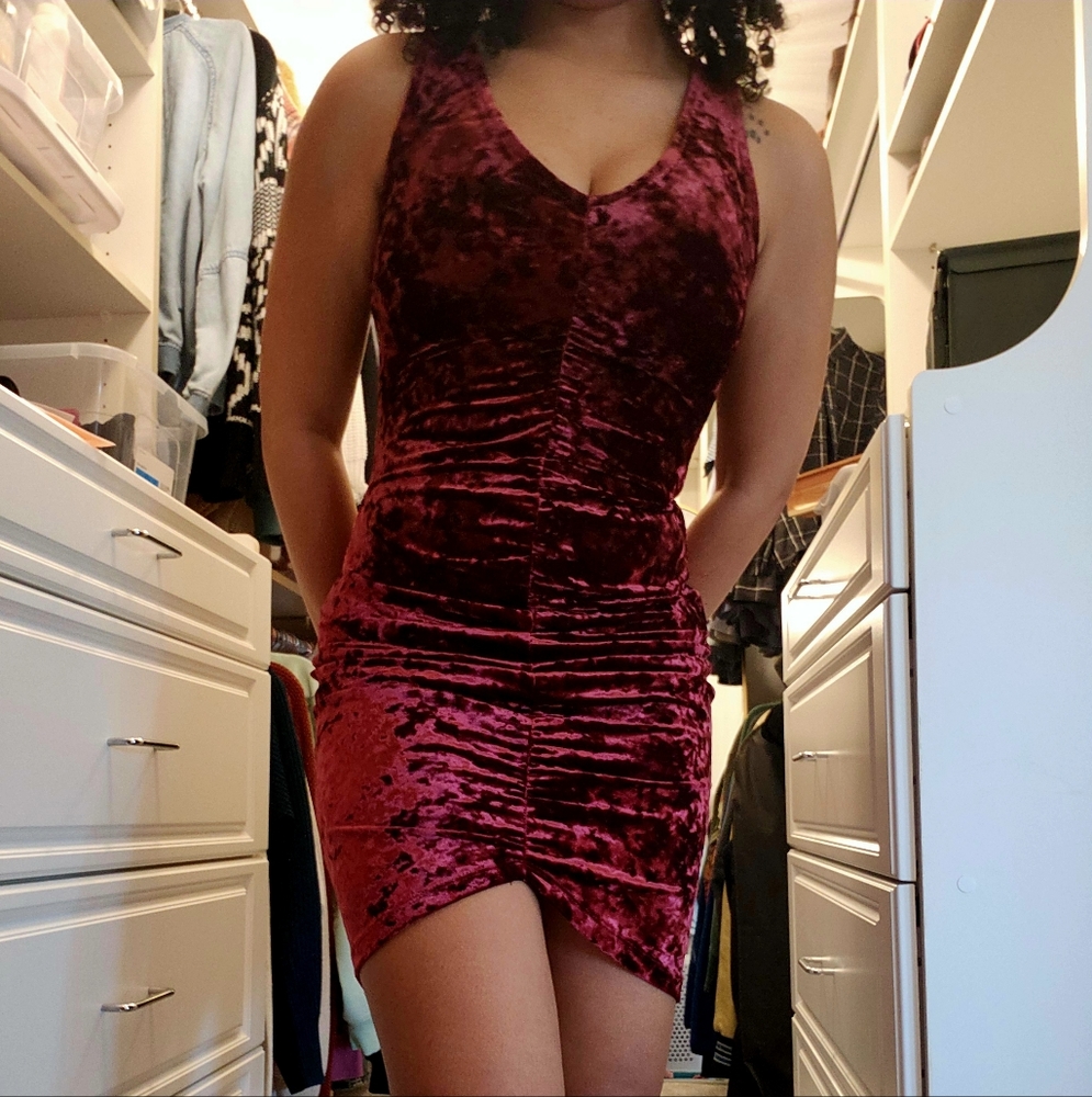 Red Velvet Dress. SIZE Small. Fitted. Scrunch detailing.